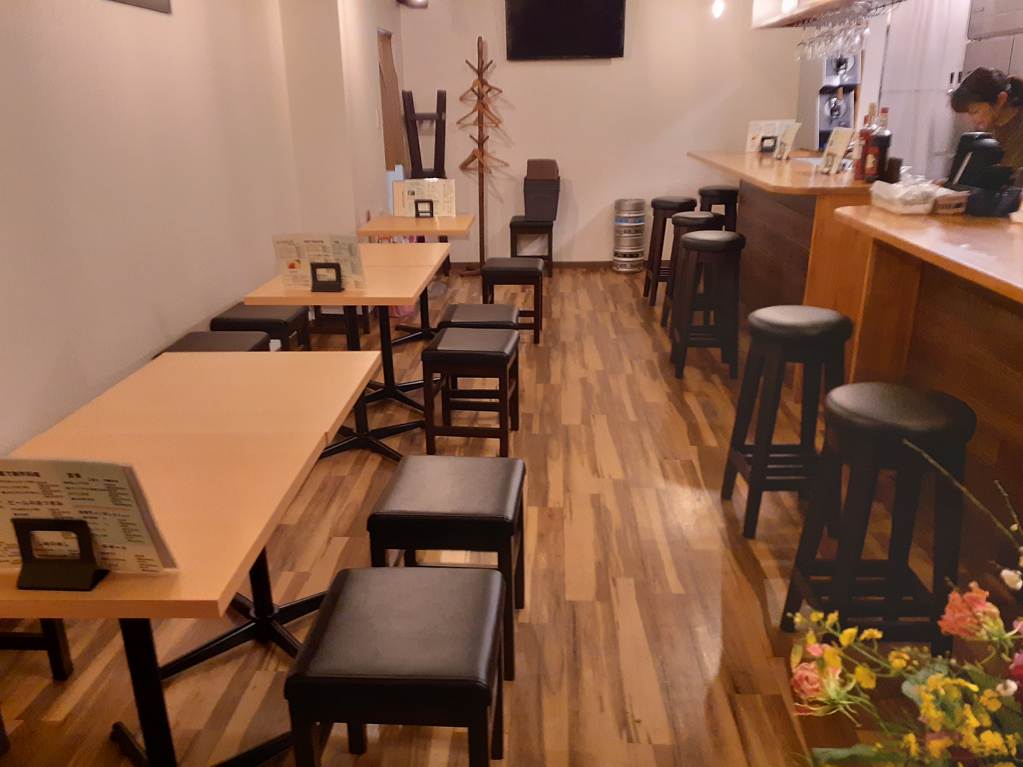 グビグビ食堂の店内カウンター